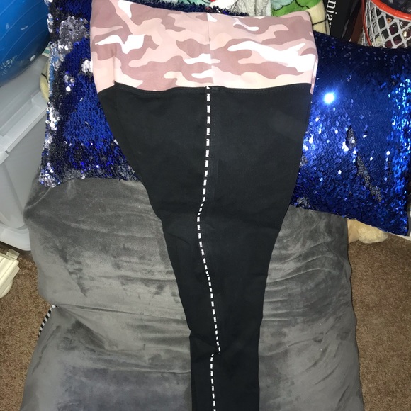 VS PiNK Yoga Leggings• XSmall• PinkMocha Camo nwot - Picture 3 of 5
